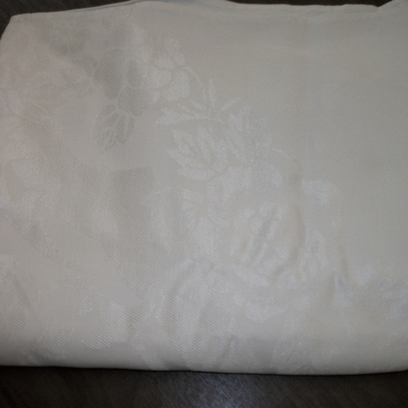 Vintage white damask tablecloth 60" x40" - Picture 3 of 3